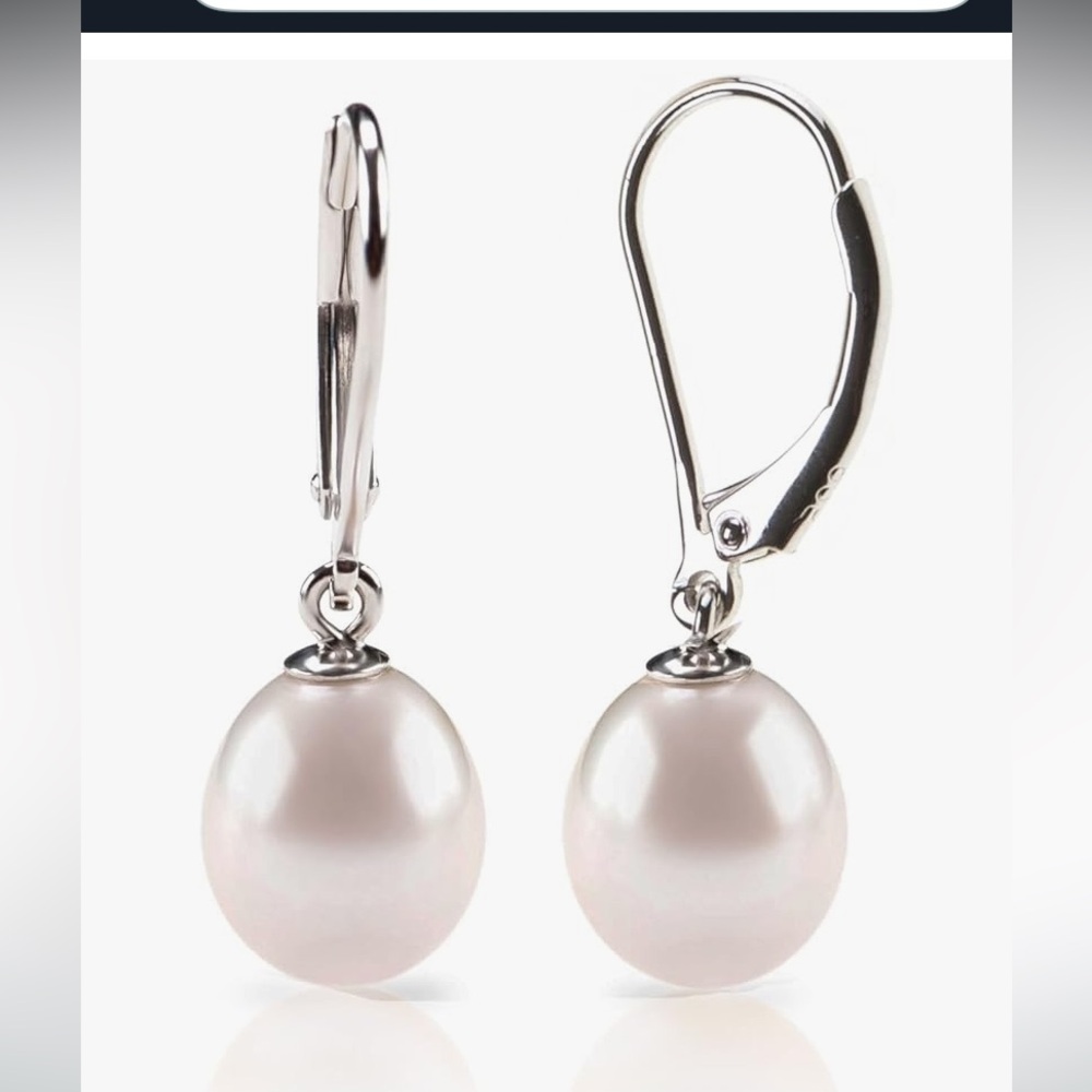 Beautiful pearl and white gold dangle earrings from Pavoi.
